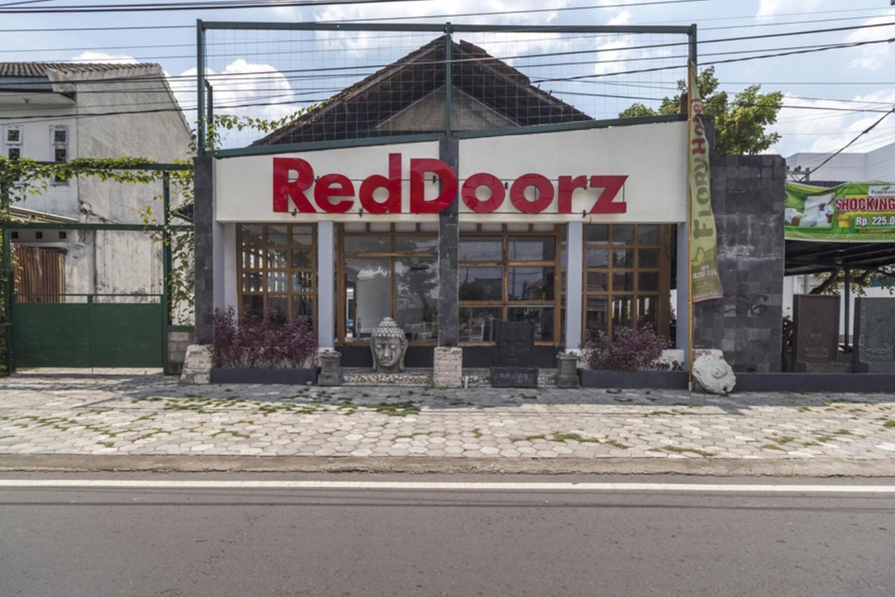 Reddoorz Plus @ Flory Hotel Yogyakarta Extérieur photo