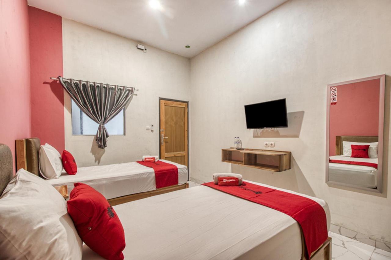 Reddoorz Plus @ Flory Hotel Yogyakarta Extérieur photo